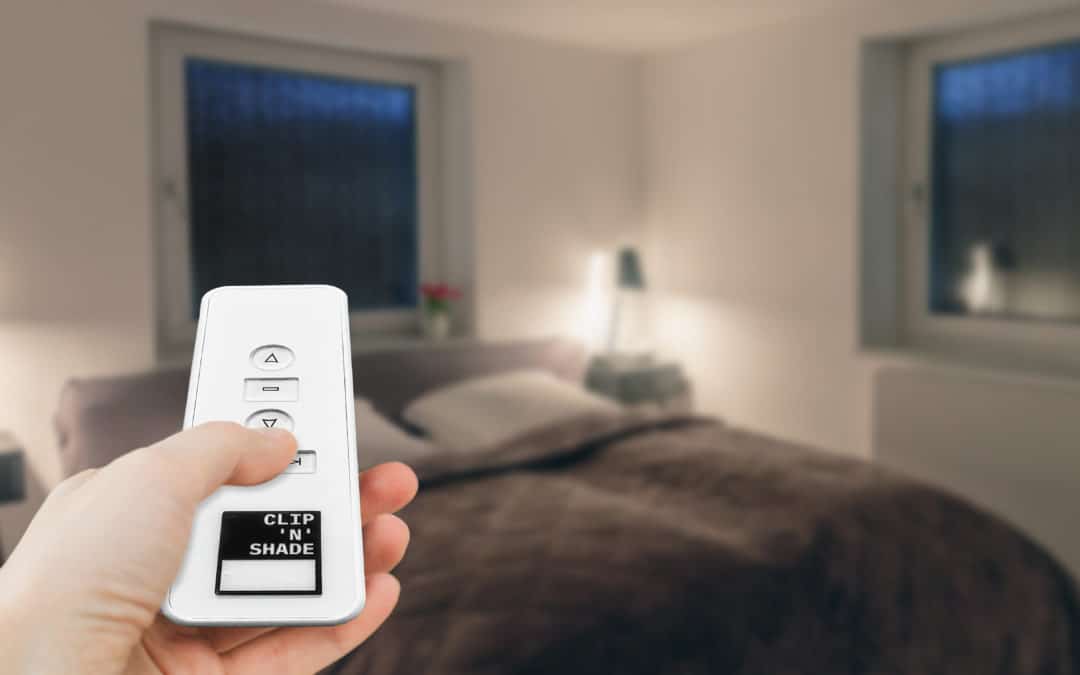 Slaapkamer met slimme CLIP'N'SHADE buitenrolgordijnen