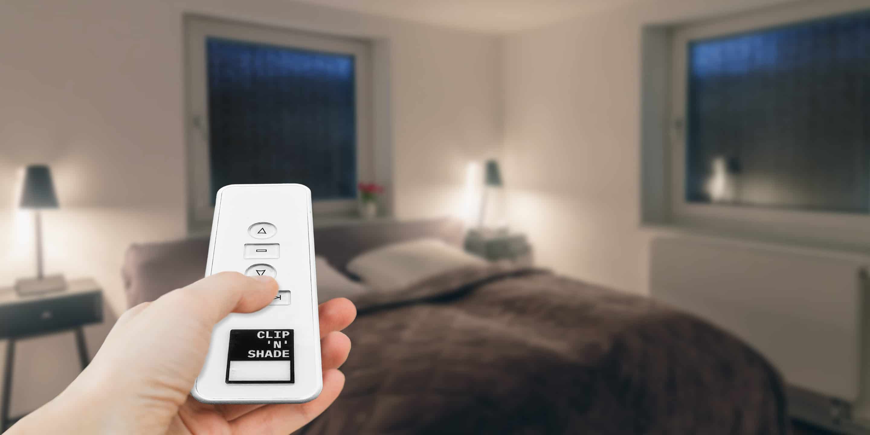 Slaapkamer met slimme CLIP'N'SHADE buitenrolgordijnen