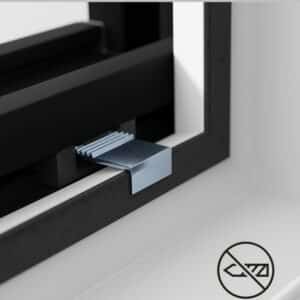 Rolgordijn zonder boren. Bevestigd door klemmen met clips.