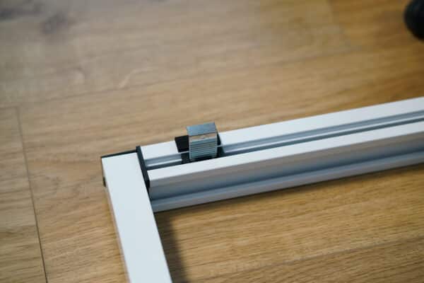 Rolgordijn zonder boren. Bevestigd door klemmen met clips.
