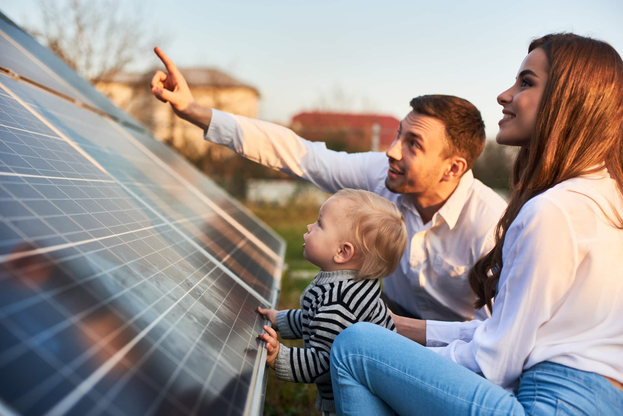 Foto man toont zijn familie balkon elektriciteitscentrale