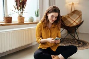 Beeld ontspannen vrouw in de woonkamer